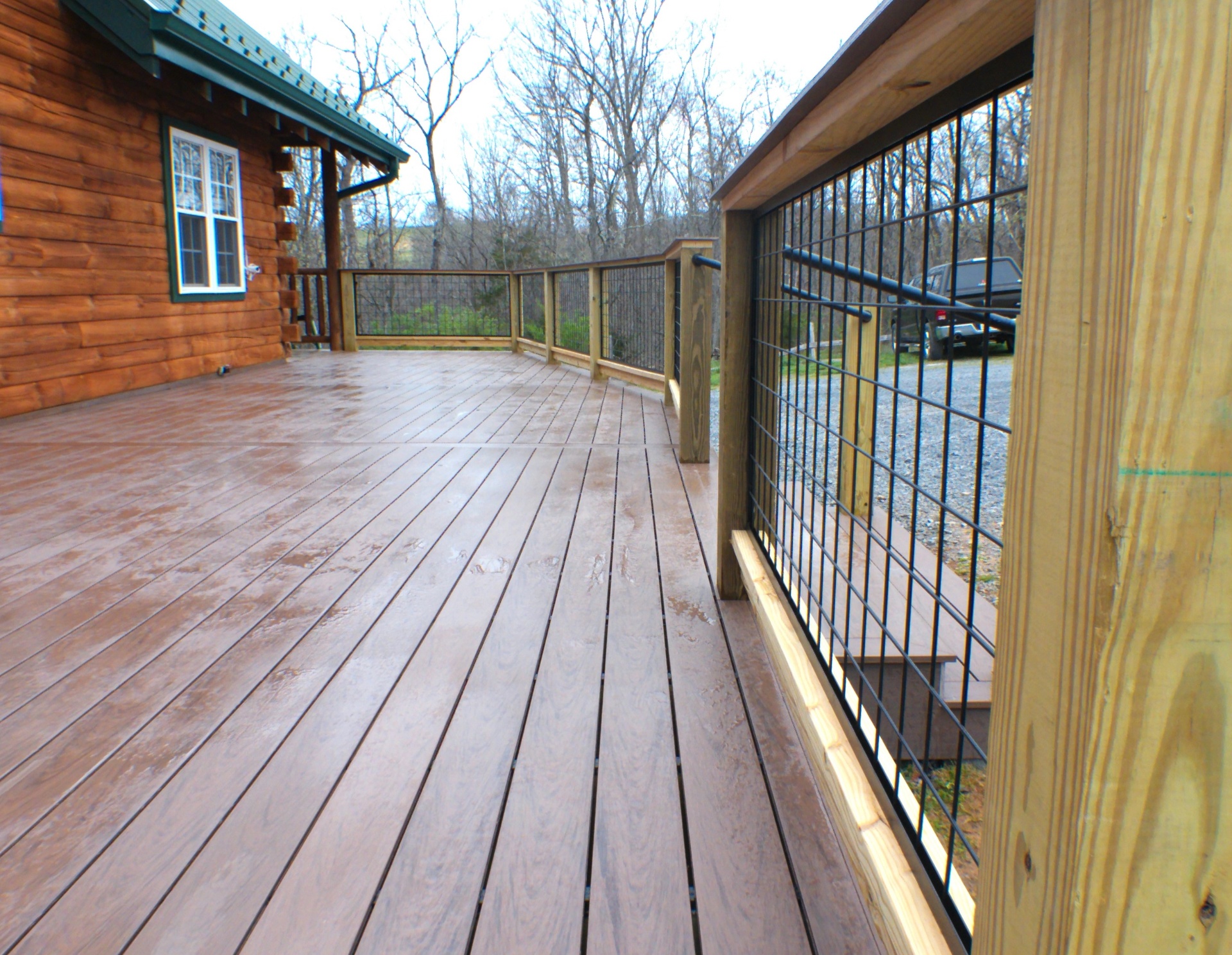 Composite deck with wire mesh railing